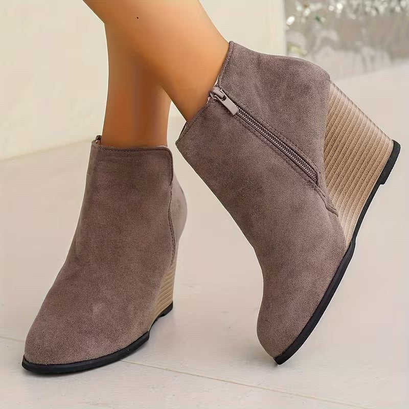Léontine — Chaussures Femme Bottines Compensées Zip Coupe Large, Nelly Boutique — image 2